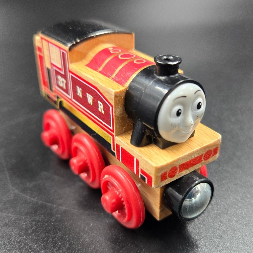 Thomas & Friends Wood Rosie Magnetic Wooden Train Engine Red NWR 37 FHM19